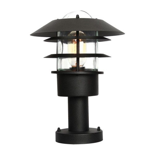 Lampa stojąca zewnętrzna Herald w kolorze czarnym, o wymiarach 22x30,5 cm. Posiada szklany klosz z metalowymi, warstwowymi osłonami, ustawiona na okrągłej podstawie. Idealna do oświetlenia przestrzeni na zewnątrz.