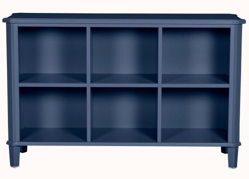 Regał drewniany na książki Henshaw Laura Ashley w kolorze niebiesko-szarym, z sześcioma otwartymi półkami. Ułożony frontalnie, o wymiarach 127x40x80 cm, z prostymi nogami i eleganckim wykończeniem. Idealny do przechowywania książek i dekoracji.