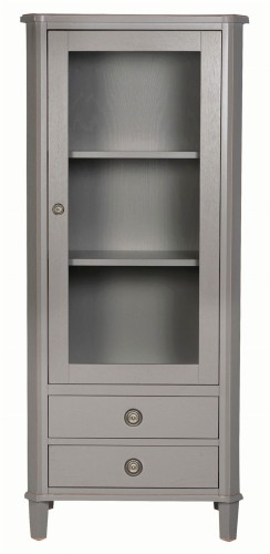 Elegancka witryna w kolorze szarym z dwoma szufladami i przeszklonymi drzwiami. Produkt stoi w pozycji pionowej, ukazując trzy półki wewnętrzne. Detale obejmują okrągłe, metalowe uchwyty szuflad oraz subtelne wykończenie boków.