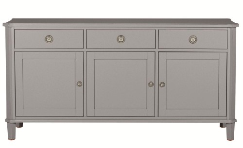 Komoda drewniana z szufladami Henshaw Laura Ashley w szarości, o wymiarach 158x47x80 cm. Z przodu widoczne są trzy szuflady z okrągłymi uchwytami oraz dwie zamknięte przestrzenie, każda z podwójnym panelem. Stojąca na prostych nogach.