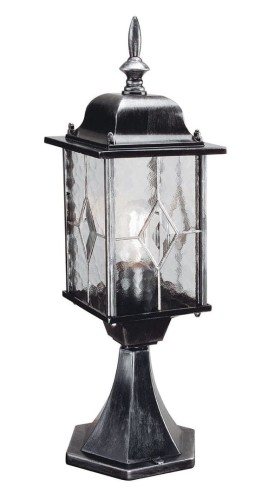 Stojąca lampa zewnętrzna Wexler w kolorze srebrno-czarnym o wymiarach 16x52,3 cm. Posiada sześciokątną podstawę i szklane ścianki z dekoracyjnymi diamentowymi wzorami, zakończona metalowym kapturkiem. Idealna do oświetlenia przestrzeni zewnętrznych.