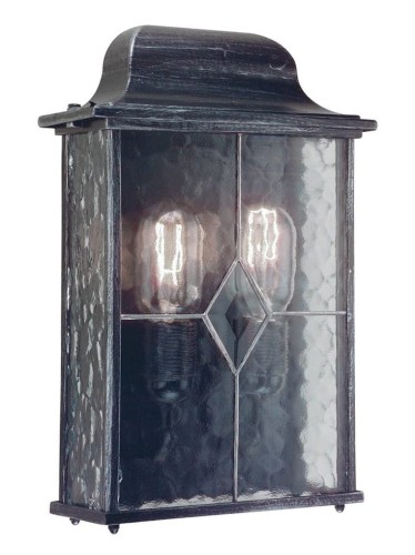 Lampa naścienna Wexler w kolorze srebrno-czarnym, wykonana z metalu i szkła. Kształt prostokątny z widocznymi dwoma żarówkami. Kąt ujęcia z boku, produkt zamontowany, pokazujący dekoracyjny kryształowy detal w kształcie rombu. Tło jednolite.