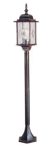 Lampa zewnętrzna stojąca Wexler, metalowa, srebrno-czarna, o wysokości 123,5 cm. Ma szklany klosz z diamentowymi wzorami, widoczna elegancka pokrywa u góry. Produkt ustawiony pionowo na szerokiej, sześciokątnej podstawie. Tło białe.