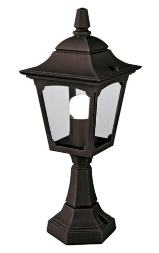 Stojąca lampa zewnętrzna Chappy 5, czarna, o wymiarach 17x44 cm. Kąt ujęcia frontalny, z widoczną szklana kopułą oraz białym żarówką w środku. Kwadratowa podstawa oraz dekoracyjny klosz z detalami w stylu klasycznym, bez dodatkowego tła.