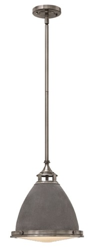 Lampa sufitowa wisząca Manhattan M w kolorze cynkowym i srebrnym, o wymiarach 32x32x35 cm. Kształt stożkowy z metalowym mocowaniem, zawieszona na długim przewodzie. W dolnej części transparentny klosz, umożliwiający rozpraszanie światła.