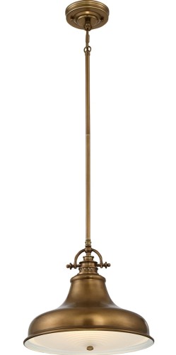 Lampa sufitowa wisząca Grosseto M w kolorze mosiądzu, o średnicy 34 cm i wysokości 29 cm. Posiada okrągły klosz z delikatnym, teksturowanym wykończeniem. Zawieszona na cienkim, metalowym pręcie, elegancko komponuje się z wnętrzami.