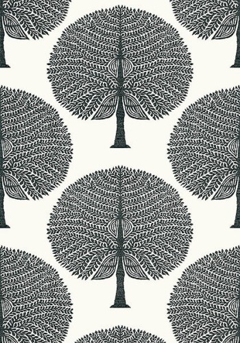 Tapeta Thibaut MULBERRY TREE w kolorze czerni i bieli, z powtarzającym się wzorem stylizowanych drzew o okrągłych koronach, na jasnym tle. Detale gałęzi i liści są wyraźnie widoczne, tworząc elegancki i organiczny efekt.
