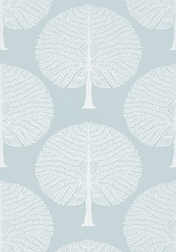 Tapeta Thibaut MULBERRY TREE w błękitnym kolorze z białym wzorem przedstawiającym stylizowane drzewa. Powierzchnia matowa, o delikatnej teksturze. Produkt ukazany frontalnie na jednolitym tle, idealny do aranżacji wnętrz.