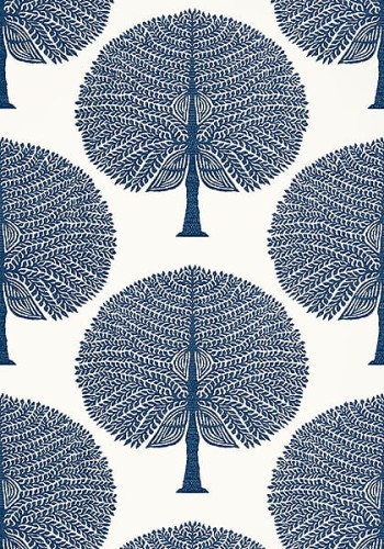 Tapeta Thibaut MULBERRY TREE w kolorze granatowym i białym, z wzorem przedstawiającym stylizowane drzewa z okrągłymi koronami. Wzór powtarza się regularnie, tworząc harmonijną kompozycję. Idealna do eleganckich wnętrz.