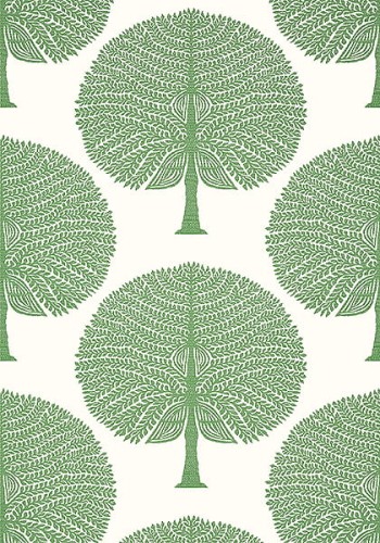 Tapeta Thibaut MULBERRY TREE w kolorze zielonym i białym, z powtarzającym się wzorem drzew o okrągłych koronach i szczegółowymi liśćmi. Produkt ma gładkie tło, co podkreśla jego dekoracyjny charakter.