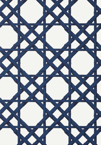 Tapeta Thibaut CYRUS CANE w granatowym i białym kolorze, wzór w postaci kraty z przeplatającymi się liniami. Tło białe, granatowe elementy tworzą efektowny, geometryczny design. Idealna do stylowych wnętrz.