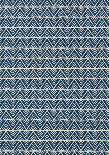 Tapeta Thibaut Anna French JULES w kolorze granatowym i beżowym, z geometrycznym wzorem w kształcie zygzaków i liści. Materiał teksturowany, idealny do aranżacji wnętrz. Ułożona na jednolitym tle.