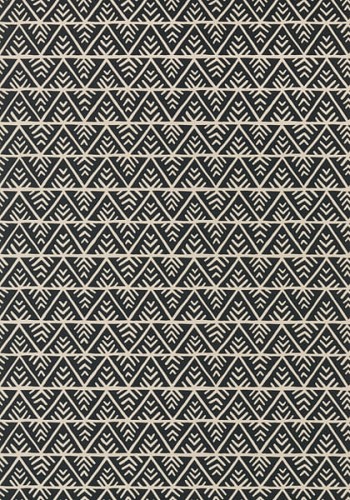 Tapeta Thibaut Anna French JULES w odcieniach czerni i beżu, z geometrycznym wzorem w trójkąty i linie, układającym się w regularny, powtarzający się motyw. Wzór na ciemnym tle, nadający elegancki charakter wnętrzu.