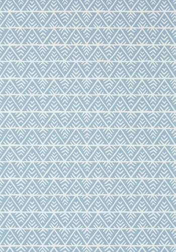 Tapeta Thibaut Anna French JULES w odcieniach błękitu i bieli. Wzór geometryczny z motywem trójkątów i linii, ułożony w regularne pasy. Materiał matowy, idealny do aranżacji wnętrz.