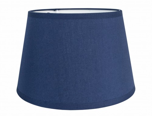 Abażur Chic w kolorze granatowym, o wymiarach 20x15x13 cm, wykonany z tekstylnego materiału. Ma prostą, stożkowatą formę z delikatnym wykończeniem na krawędzi. Idealny do lamp stojących lub biurkowych, dodaje elegancji wnętrzom.