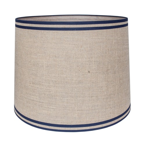 Abażur Safari o wymiarach 38x34x30 cm, wykonany z naturalnego materiału w kolorze beżowym, z granatowym paskiem na górze i dole. Produkt ma cylindryczny kształt i matową teksturę.