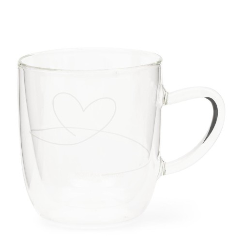 Szklanka With Love M Riviera Maison, przezroczysta, o zaokrąglonym kształcie, z widocznym grawerem w kształcie serca. Produkt ustawiony na białym tle, prezentowany frontalnie. Posiada uchwyt i cienkie ścianki, które podkreślają elegancki wygląd.