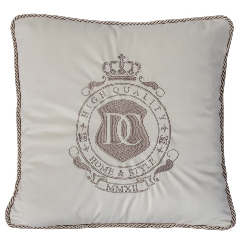 Poduszka dekoracyjna w kolorze jasnego beżu, z haftem przedstawiającym logo oraz napisy HIGH QUALITY HOME & STYLE MMXII. Wykończona brązowym, plecionym obszyciem. Kwadratowy kształt, wykonana z miękkiego materiału velvet.