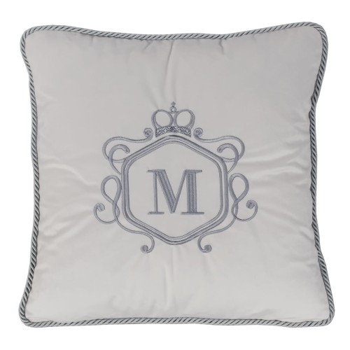 Poduszka dekoracyjna w kolorze jasnoszarym, haftowana z monogramem „M” oraz ozdobnym, ciemnym obszyciem. Kwadratowy kształt, miękka tkanina. Idealna do aranżacji wnętrz.