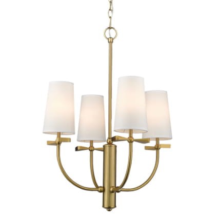 Wisząca lampa sufitowa Bow w kolorze mosiądzu, o wymiarach 53x53x71 cm, z czterema białymi kloszami. Kształt elegancki z zaokrąglonymi ramionami, zawieszona na łańcuchu. Idealna do nowoczesnych wnętrz.