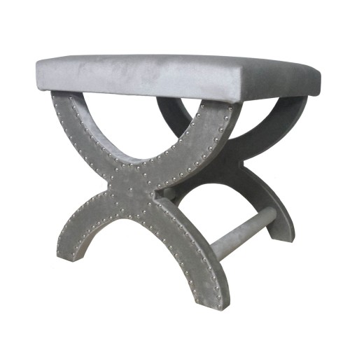 Puf Ring Silver Grey z tapicerowanym siedziskiem w kolorze szarym. Stojąca konstrukcja z metalowymi dekoracyjnymi nitami, o zaokrąglonych kształtach, zapewniająca stabilność. Idealny jako dodatkowe siedzisko lub ozdoba wnętrza.