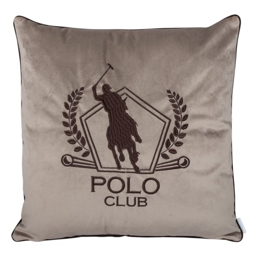 Kwadratowa poduszka dekoracyjna w kolorze beżowym, z haftem przedstawiającym postać jeźdźca na koniu oraz logo POLO CLUB. Wysoka jakość tkaniny, gładka faktura, z ciemnym obszyciem. Idealna do wnętrz w stylu klasycznym lub nowoczesnym.