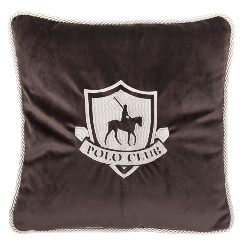 Poduszka dekoracyjna w kolorze ciemnego brązu, z haftem przedstawiającym logo Polo Club na tle gładkiej, welurowej tkaniny. Poduszka ma ozdobne, jasne obszycie. Wygodna, idealna do aranżacji wnętrz.