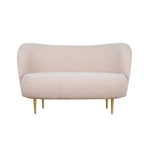 Dwuosobowa sofa Notte II w jasnoróżowym kolorze, o zaokrąglonym kształcie i miękkim obiciu. Stoi na złotych nogach, ma wymiary 130x72x80 cm. Prosty, nowoczesny design, idealna do różnych aranżacji wnętrz.