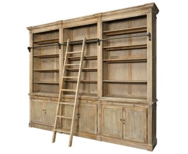 Biblioteka Classic w kolorze brązowym, wymiary 295x45x240 cm, z drewnianą drabinką. Posiada otwarte półki oraz zamknięte szafki dolne. Funkcjonalny mebel, idealny do przechowywania książek. Ujęcie frontalne, na tle jednolitym.