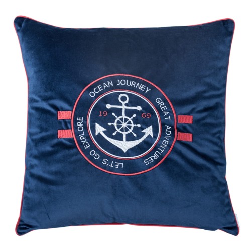 Poduszka dekoracyjna w kolorze granatowym z haftowaną kotwicą w okrągłym wzorze. Obwódka w kolorze czerwonym. Widoczne napisy: OCEAN JOURNEY, GREAT ADVENTURES, LET'S GO EXPLORE, oraz rok 1969. Miękka tkanina velvet. Stojąca na płaskiej powierzchni.
