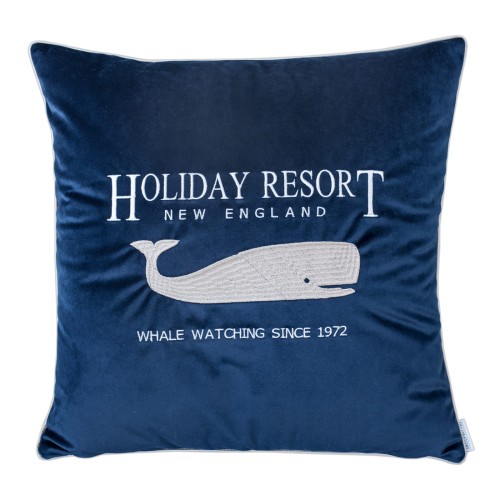 Poduszka dekoracyjna w kolorze granatowym z haftem przedstawiającym wieloryba oraz napisy HOLIDAY RESORT NEW ENGLAND i WHALE WATCHING SINCE 1972. Wykonana z miękkiego weluru, kwadratowa, z widocznymi detalami haftu.