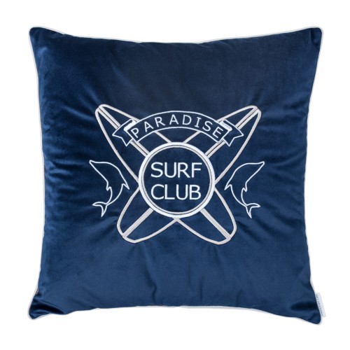 Poduszka dekoracyjna w kolorze granatowym z haftem przedstawiającym logo Surf Club. Ozdobiona grafiką dwóch desek surfingowych i delfinów. Kwadratowy kształt, miękka, aksamitna tkanina, idealna do stylizacji wnętrz.