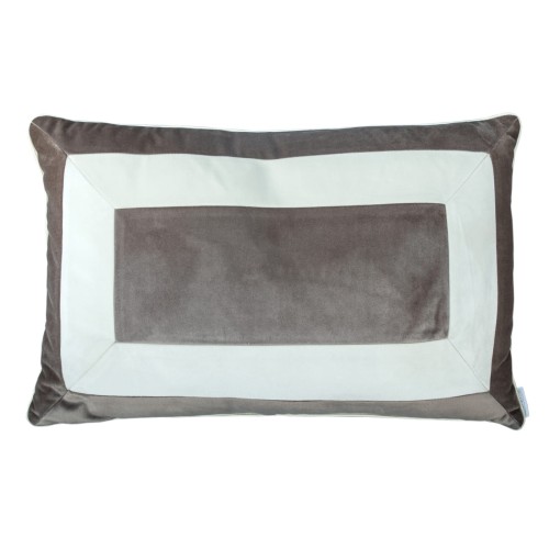 Poduszka Classic Collection w kształcie prostokąta, z delikatnym, teksturowanym materiałem w odcieniach brązu i beżu. Ułożona płasko, z wyraźnym, kontrastowym obszyciem. Idealna do wnętrz w stylu klasycznym i nowoczesnym.