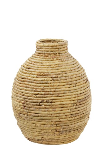 Wazon hyacint w naturalnym kolorze, o wysokości 50 cm, wykonany z plecionej słomy. Stojący, o zaokrąglonym kształcie, z widoczną fakturą i jasnymi przędzami. Na białym tle, doskonały do aranżacji wnętrz.
