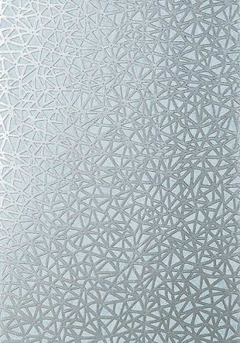 Tapeta Thibaut Aedan w odcieniach błękitu i srebra, z geometrycznym wzorem w formie delikatnych linii i kształtów, na jednolitym tle. Wzór metaliczny nadaje elegancki wygląd, idealny do nowoczesnych wnętrz.
