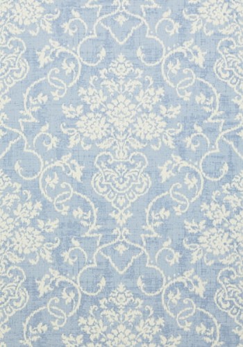 Tapeta Thibaut Alicia w kolorze błękitnym z białym, klasycznym wzorem roślinnym. Motyw jest delikatny, z falującymi liniami i dekoracyjnymi detalami, tworząc elegancki efekt. Wzór pokrywa całą powierzchnię tapety.