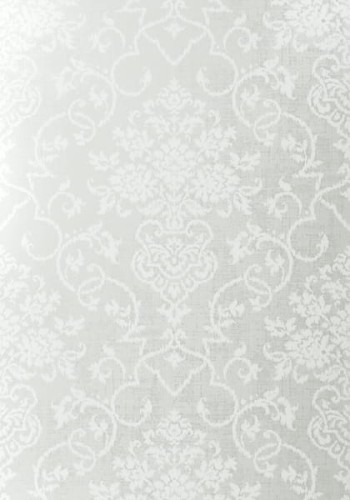 Tapeta Thibaut Alicia w odcieniach srebra i bieli. Wzór w delikatne, eleganckie zdobienia, tekstura matowa. Przedmiot zaprezentowany w zbliżeniu, co wyraźnie ukazuje detale projektu. Produkt idealny do dekoracji wnętrz.