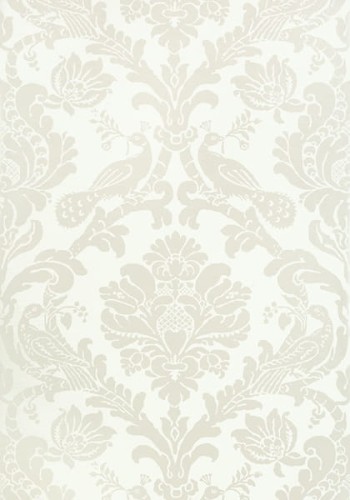 Tapeta Thibaut Passaro Damask w kolorze perłowym i białym. Wzór z delikatnym motywem roślinnym i ptakami, o teksturze matowej. Ułożona na jednolitym tle, idealna do eleganckich wnętrz.