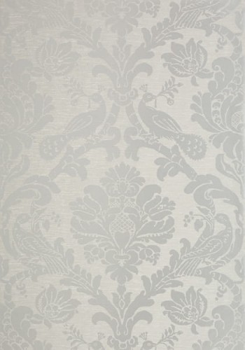 Tapeta Thibaut Passaro Damask w kolorze srebrnym i szarym, z geometrycznym wzorem w stylu damask. Produkt przedstawiony frontalnie, na jednolitym tle. Wzór zawiera subtelne detale i motywy roślinne z ptakami, nadając elegancki charakter.