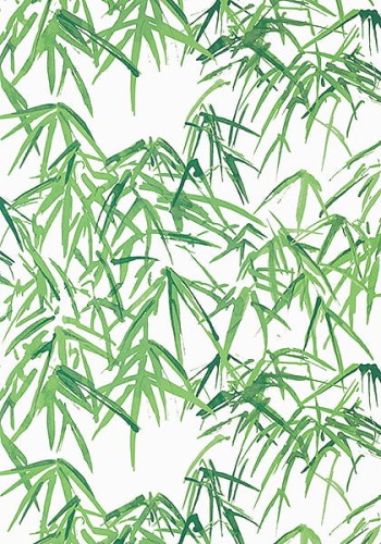 Tapeta Thibaut Anna French Kyoto Leaves w odcieniach zieleni i bieli, przedstawiająca delikatny wzór liści bambusa na jasnym tle. Wzór charakteryzuje się różnymi odcieniami zieleni, tworząc efektowną, naturalną aranżację.
