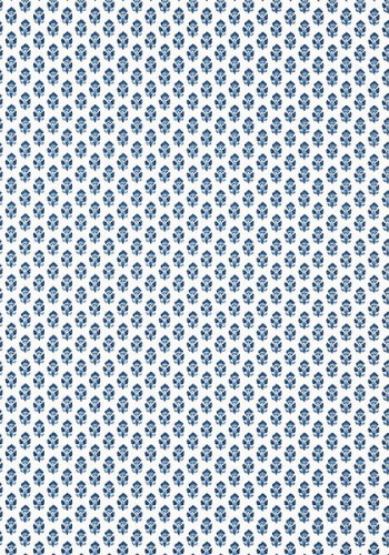 Tapeta Thibaut Anna French Julian Blue w odcieniach niebieskiego na jasnym tle, z drobnym wzorem kwiatów i liści, ułożona w regularny, powtarzający się układ. Idealna do aranżacji wnętrz w stylu klasycznym.
