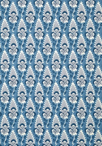 Tapeta Thibaut Anna French Cornwall w odcieniu niebieskim, z powtarzającym się wzorem w białe liście i kwiaty, tworzy elegancki, klasyczny efekt. Wzór układa się w pionowe pasy, nadając lekkości i stylu.