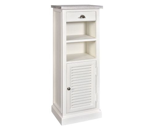 Komoda Bristol White 45x34x120cm, wysoka, w kolorze białym, z drewnianym blatem. Posiada jedną szufladę z metalowym uchwytem, trzy otwarte półki oraz drzwiczki z żaluzjowym frontem. Stojąca, na prostokątnej podstawie, na jednolitym tle.