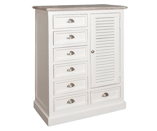 Komoda Bristol White o wymiarach 85x47x109 cm, w kolorze białym z drewnianym blatem. Posiada sześć szuflad z metalowymi uchwytami oraz drzwiczki z żaluzjowym wzorem. Stojąca, o prostym kształcie, na białym tle.
