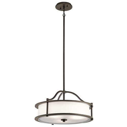 Lampa sufitowa wisząca Catanza w brązowej, metalowej oprawie z białym, matowym kloszem. Wymiar 45,7x45,7x26,3 cm. Produkt wisi z sufitu, widok frontalny, na jednolitym tle. Dodatkowy detal to metalowy łącznik.