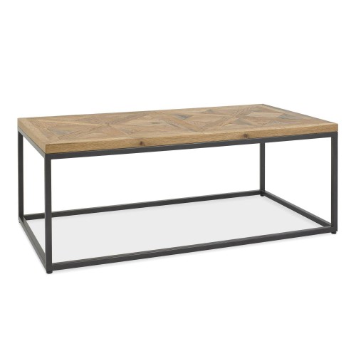 Stolik kawowy Indus o wymiarach 114x60x42 cm, z blatem z jasnego drewna z dekoracyjnym wzorem, osadzony na stalowej, czarnej ramie. Produkt stoi na prostej powierzchni, z widoczną przestrzenią pod spodem.