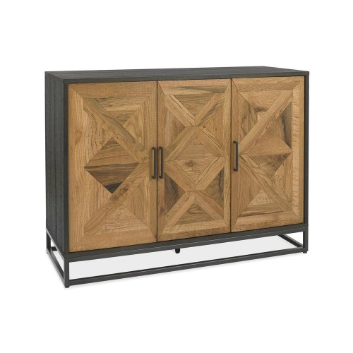 Komoda Dębowa Indus w kolorze czarnym, o wymiarach 117x46x87 cm. Posiada trzy fronty z dekoracyjnym, geometrycznym wzorem w odcieniach drewna, metalowe uchwyty i stabilną podstawę. Ustawiona frontalnie, na ciemnym tle.