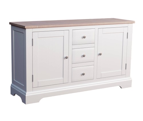 Komoda drewniana Dorset Laura Ashley w kolorze białym z naturalnym, jasnym blatem. Produkt stojący, z dwoma drzwiami i trzema szufladami. Prosty design, gładka powierzchnia. Wymiary: 153x45x88 cm. Na prostej, jasnej powierzchni.