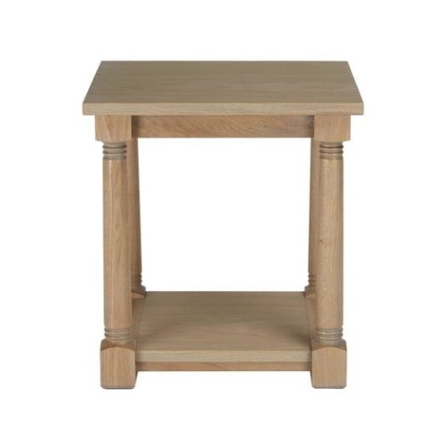 Stolik Wellington Laura Ashley w naturalnym kolorze, o wymiarach 50x45x55 cm. Posiada kwadratowy blat oraz cztery okrągłe, zdobione nogi. Dolna półka zapewnia dodatkową przestrzeń do przechowywania.