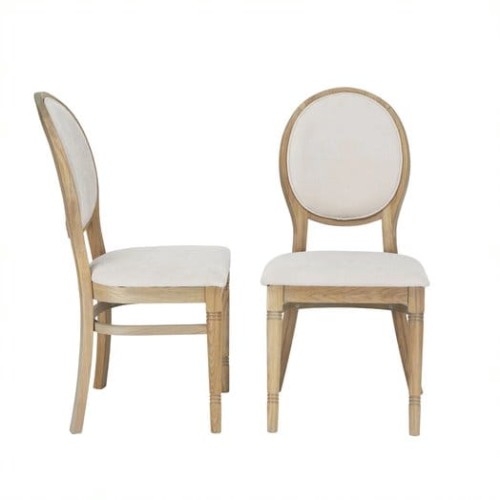 Krzesło Wellington Laura Ashley z naturalnego dębu, tapicerowane jasną tkaniną. Widok z przodu i boku, z zaokrąglonym oparciem i detalami. Wymiary 47x53x98 cm, na białym tle.